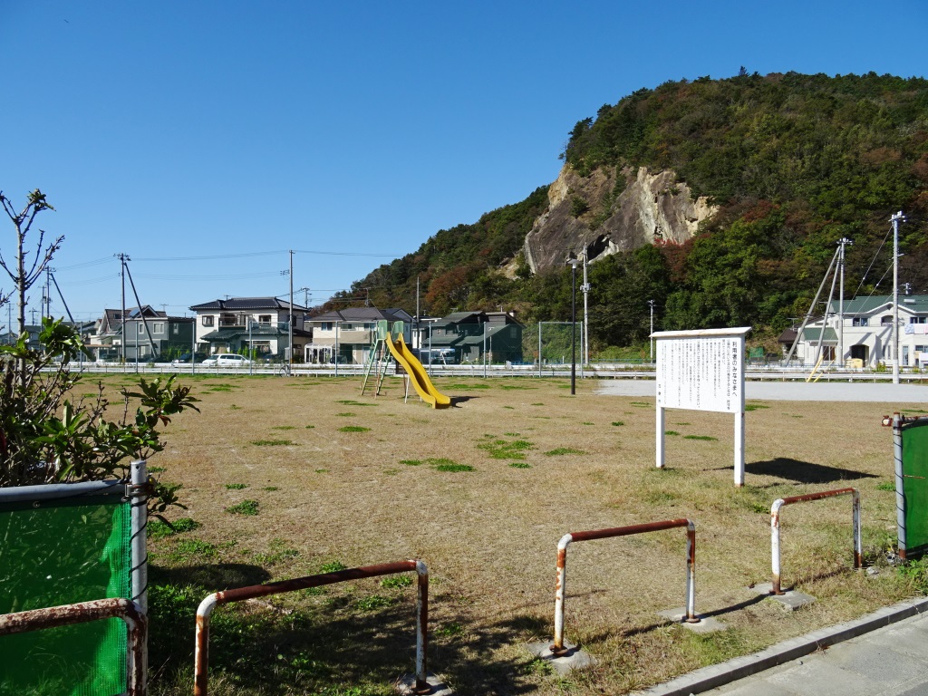隣地には公園があります