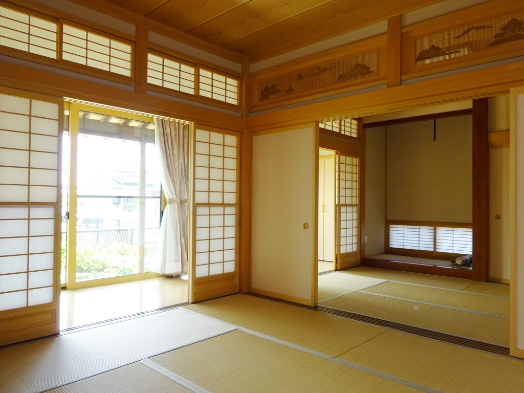 8帖和室、縁側から光が差し込み明るい室内です。 (内装)