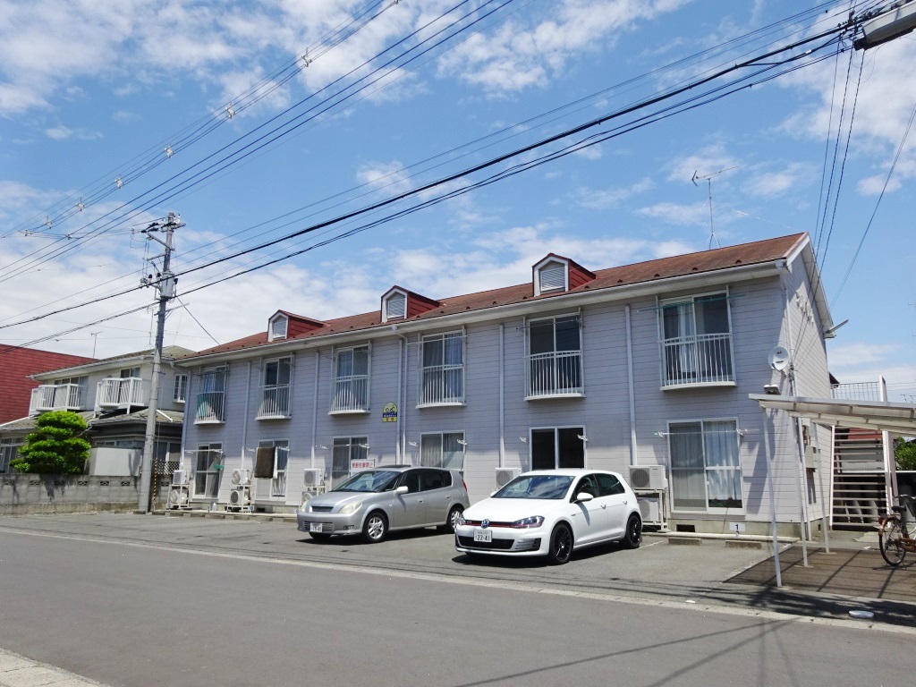 前面に遮蔽物が無く日当たりの良い建物です。(外観)