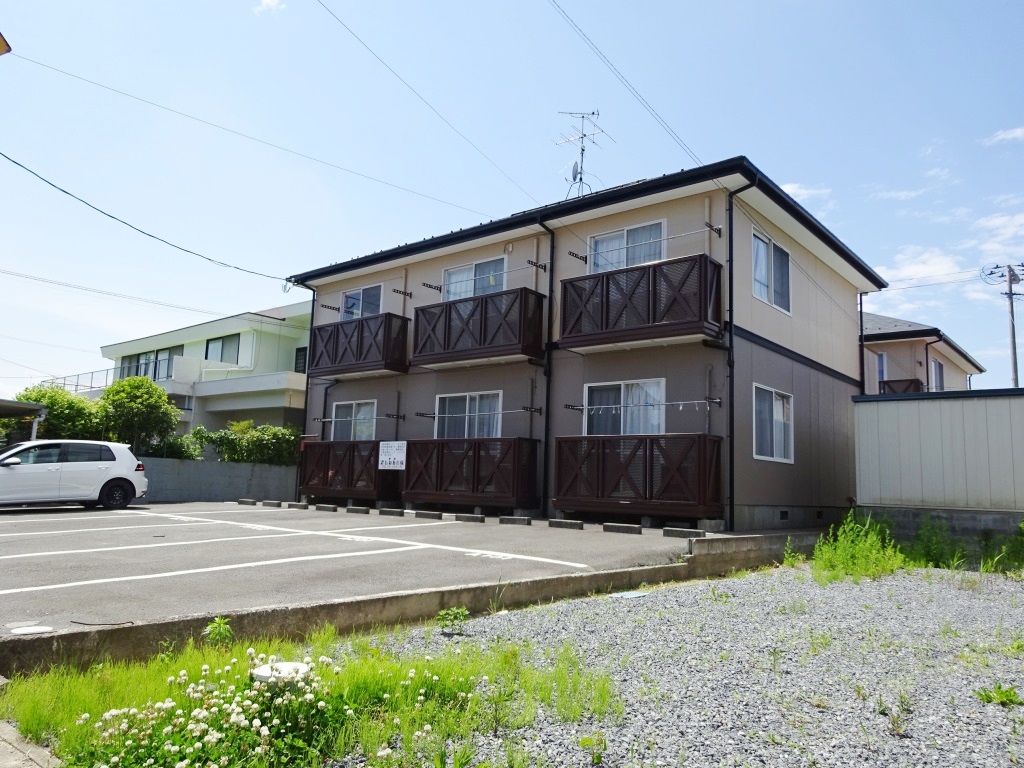 南面が駐車場の為、日当たりの良い建物です。(外観)