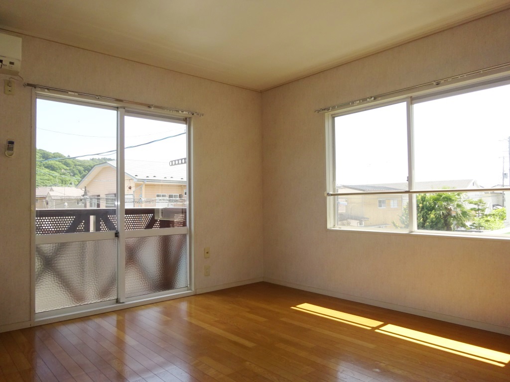 角部屋2面採光です明るい室内です。 (内装)
