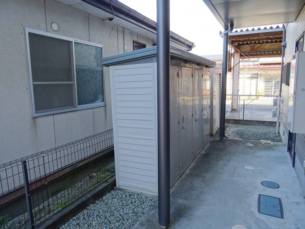 スタッドレスタイヤ等の収納に便利な物置付き
