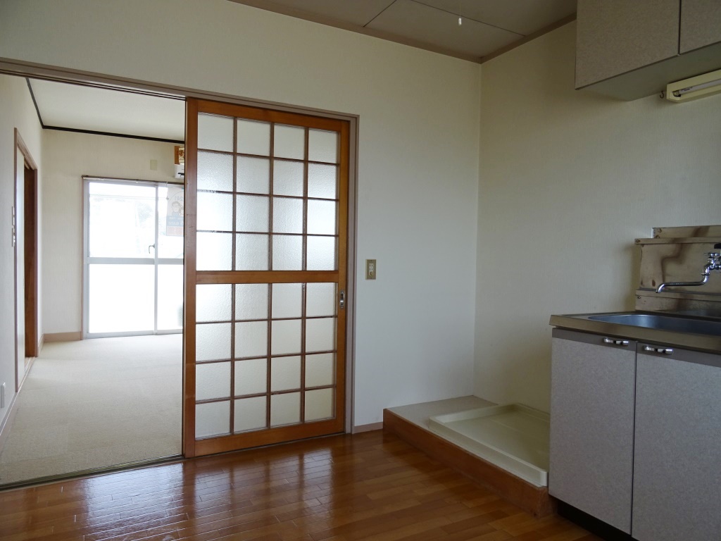 キッチンの横に洗濯機置き場が御座います。 (キッチン)