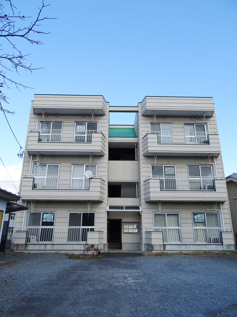 3階建てシンプルな外観です。(外観)