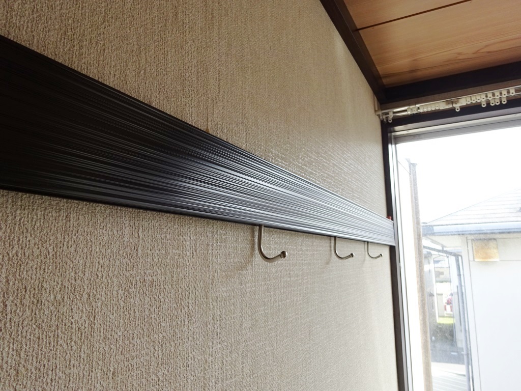 額や上着をかけるのに便利な、フック付き