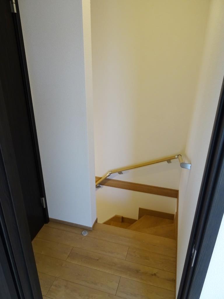 1階玄関に降りる階段