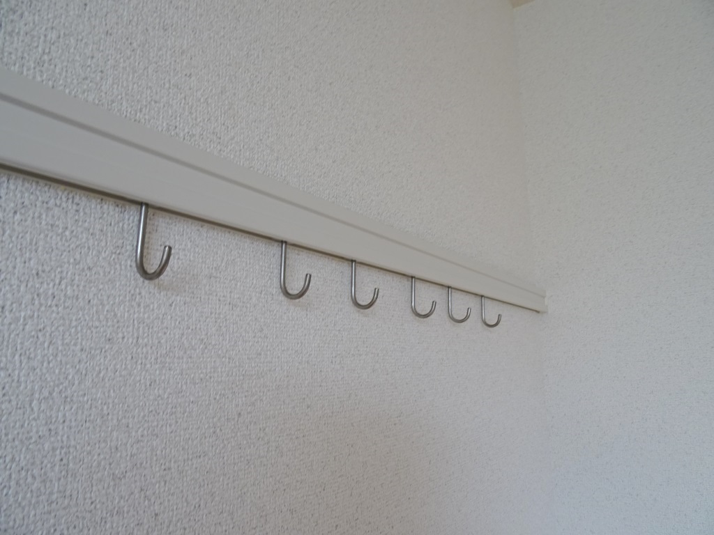 壁面に額縁やハンガーをかけるのに便利なフック付き