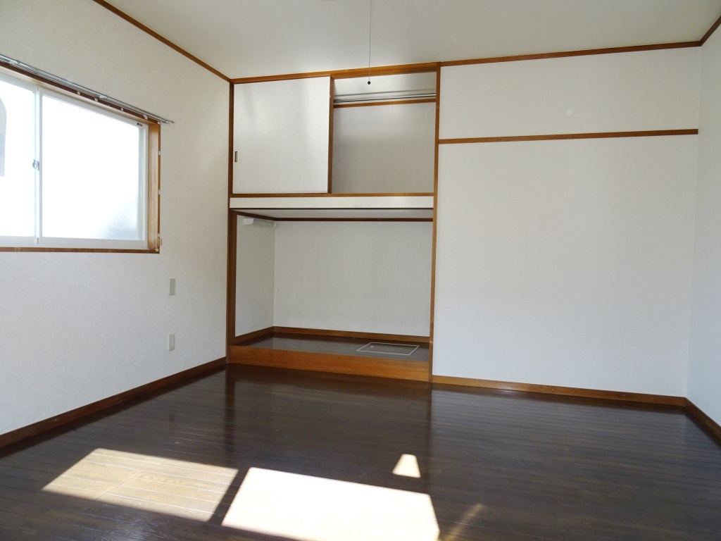 洋室8帖の収納 (内装)