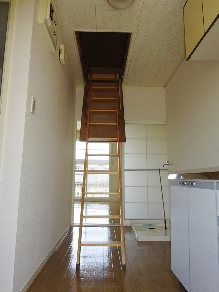屋根裏収納