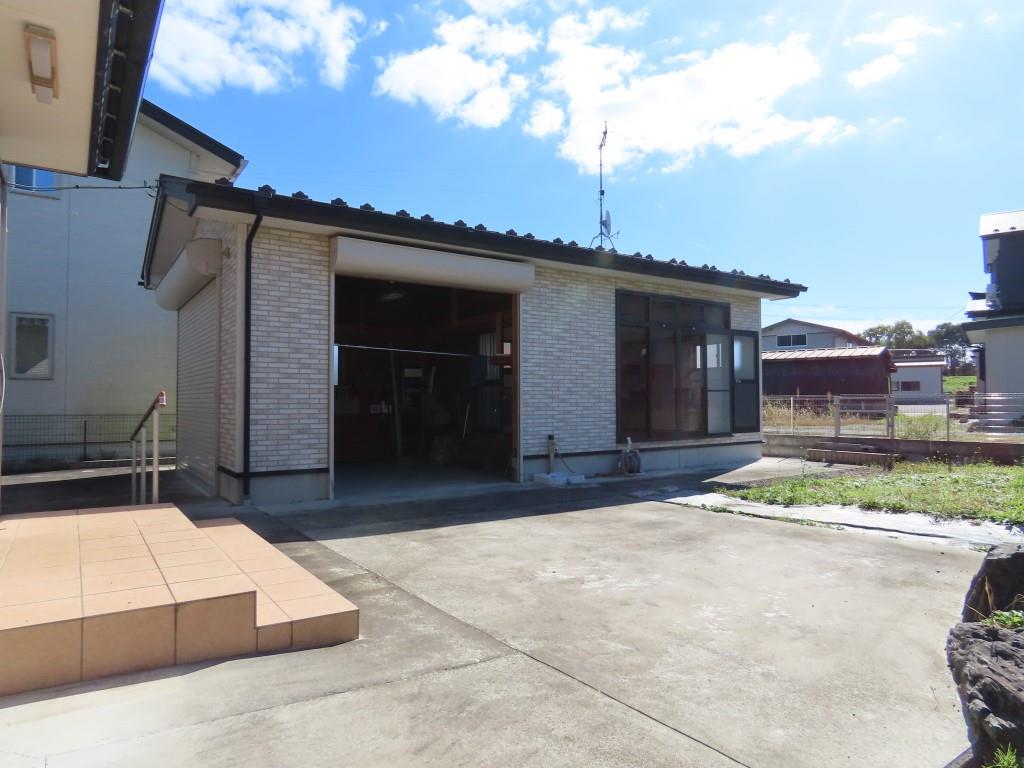 シャッター付きの納屋 (外観)