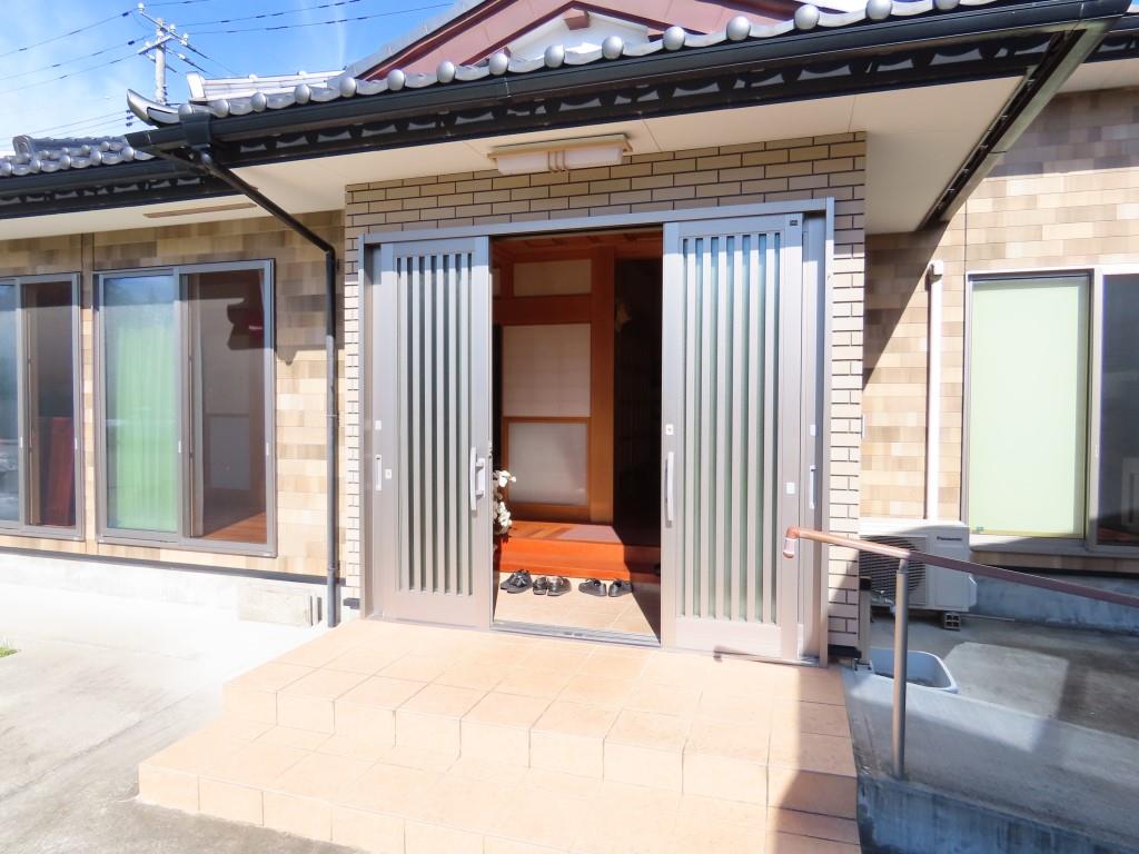母屋の玄関