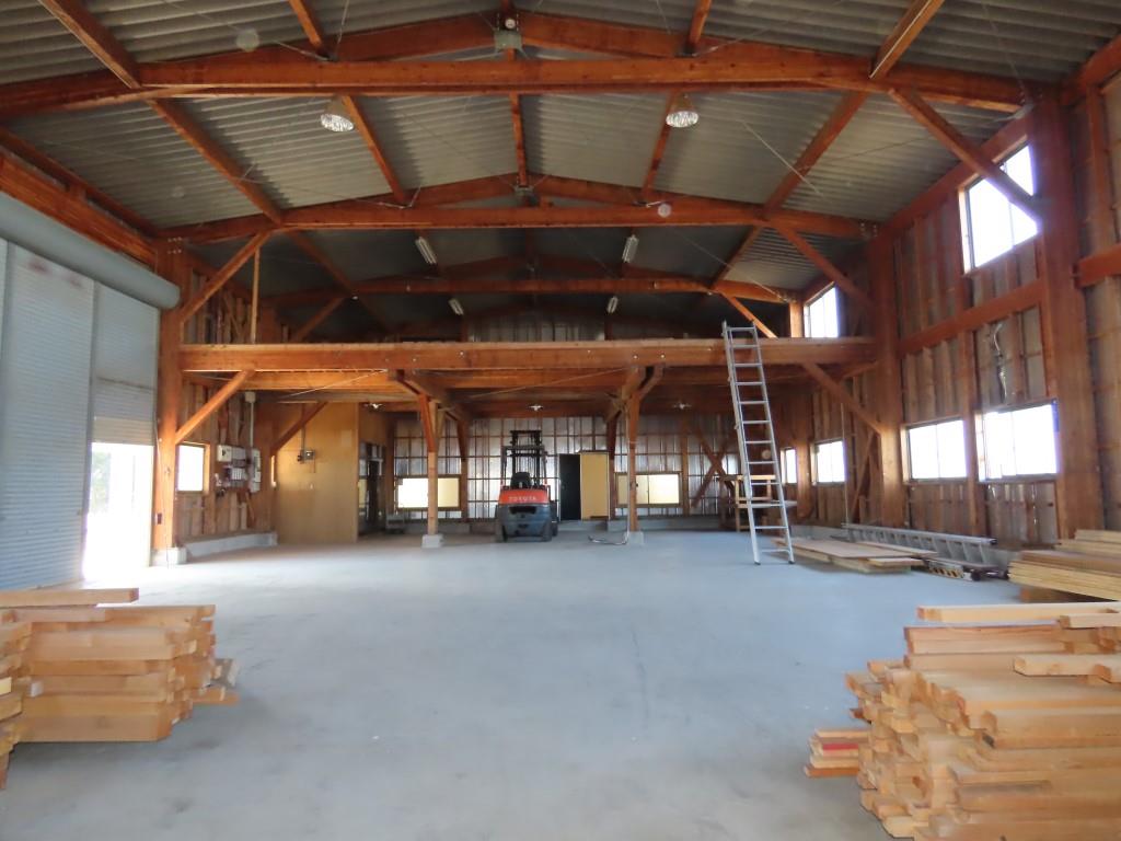 天井が高く広い倉庫です。 (内装)