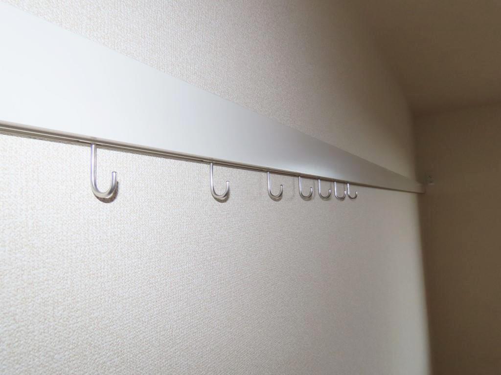 洋服や額縁をかけるのに便利なフック付き