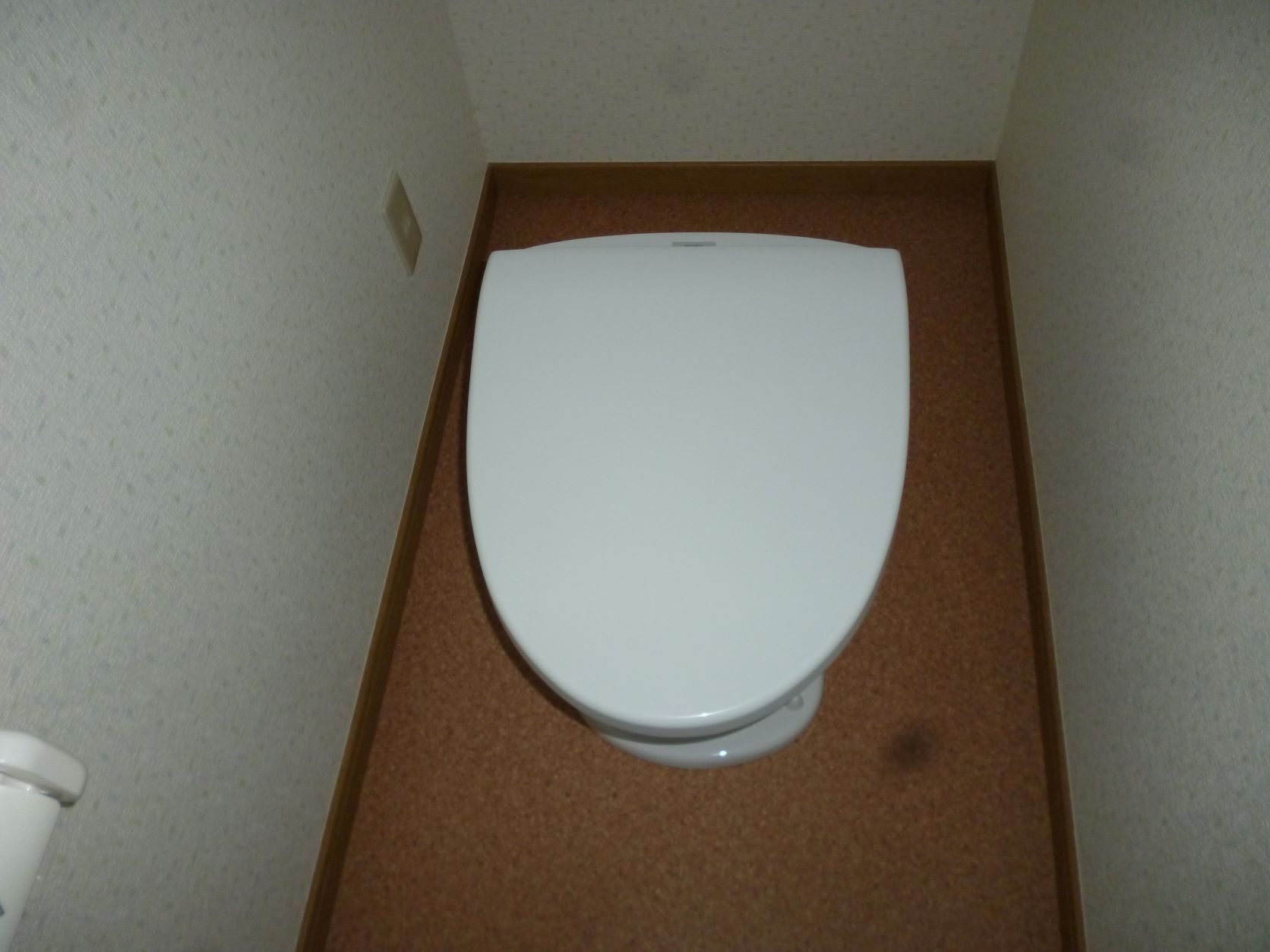 窓付きのトイレ（汲み取り式）