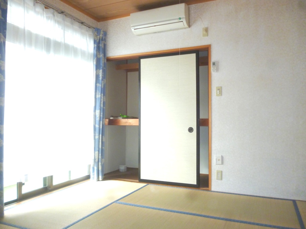 南側和室収納 (内装)