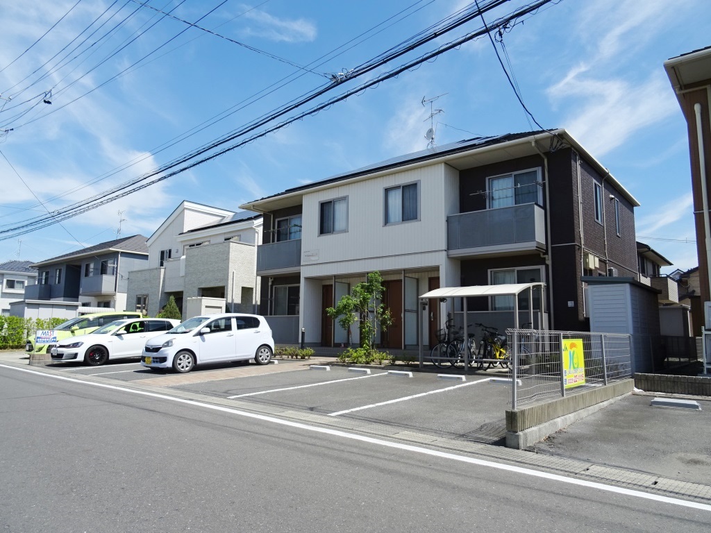 全面に遮蔽物がないので日当たり良好です。(外観)