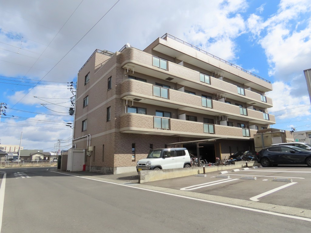 遮蔽物がなく日当たりの良い建物です。(外観)