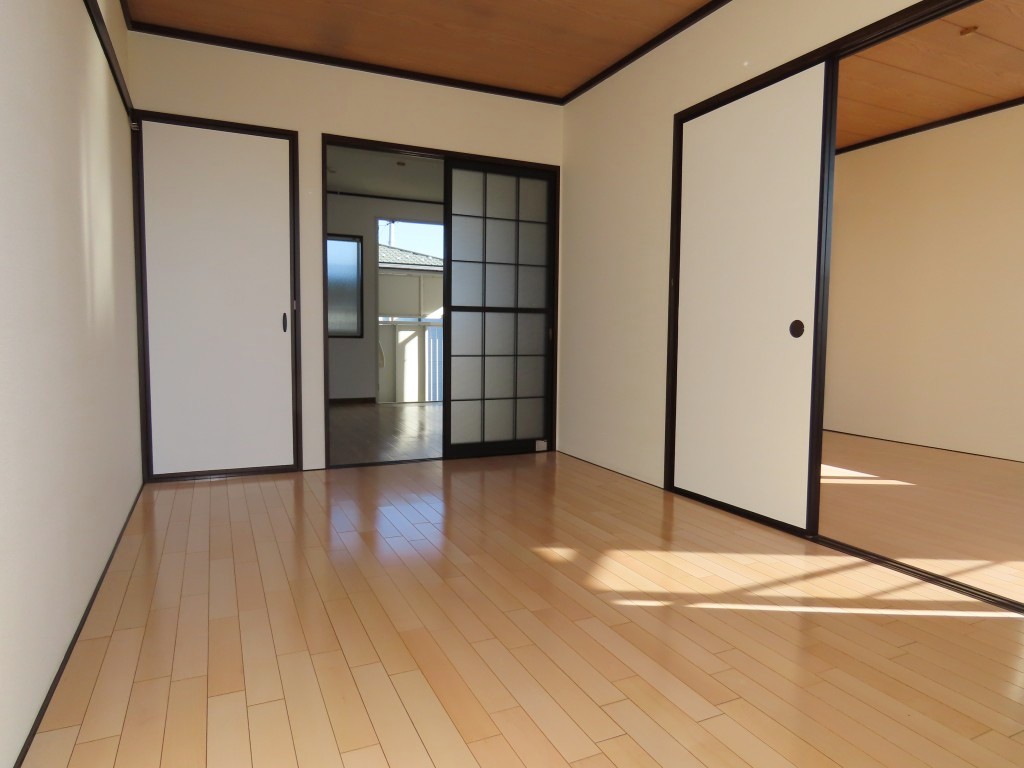 仕切りを開放して広々お部屋を利用できます。 (内装)