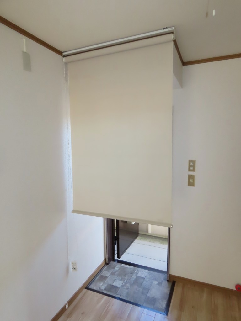 玄関にあるロールカーテン