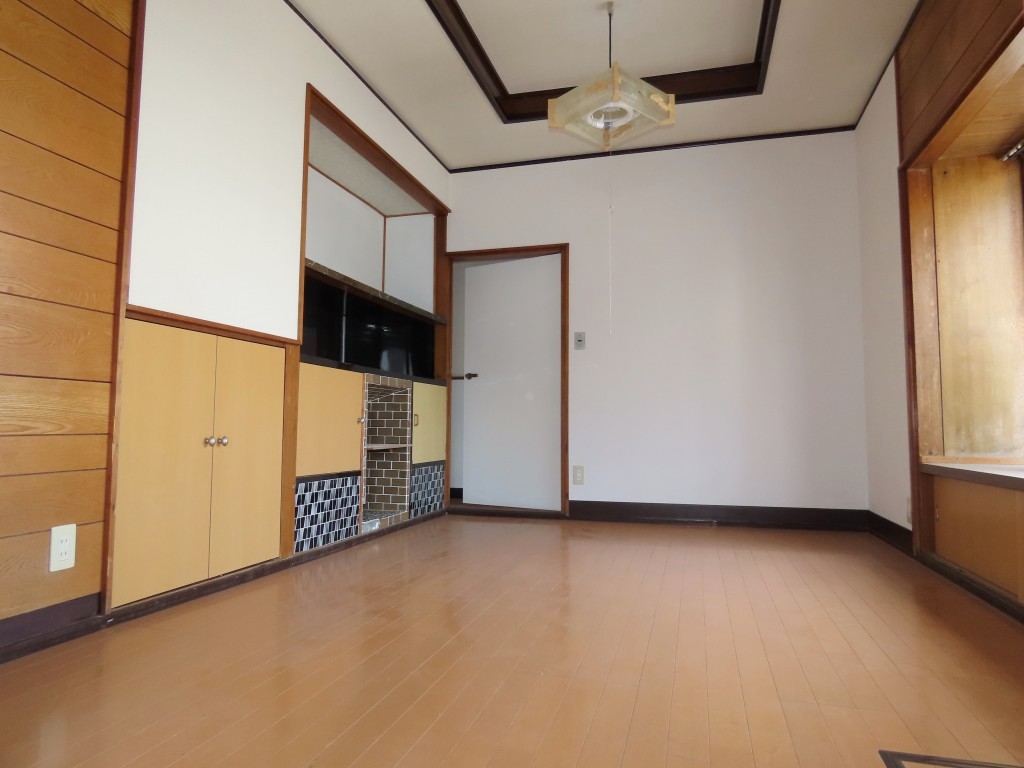 玄関前の6帖洋室 (内装)