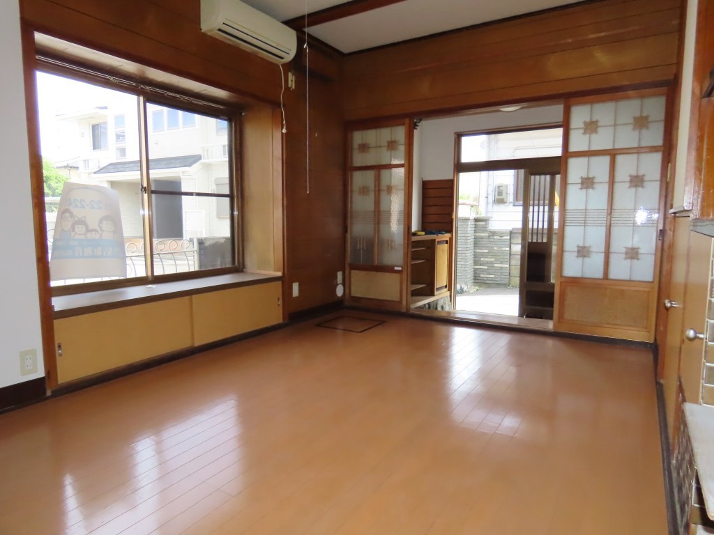 玄関前の6帖洋室 (内装)