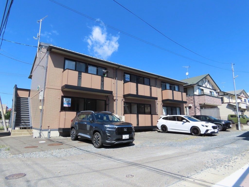 前面に遮蔽物がなく日当たり良好の建物です。 (外観)