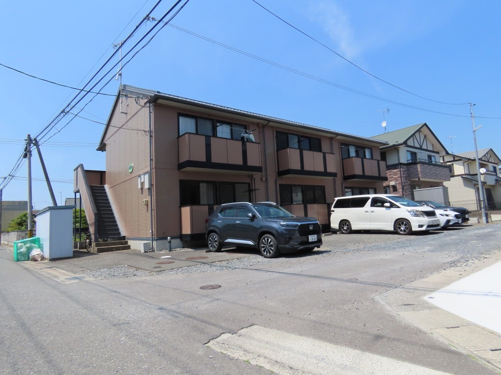 前面に遮蔽物がなく日当たり良好の建物です。 (外観)