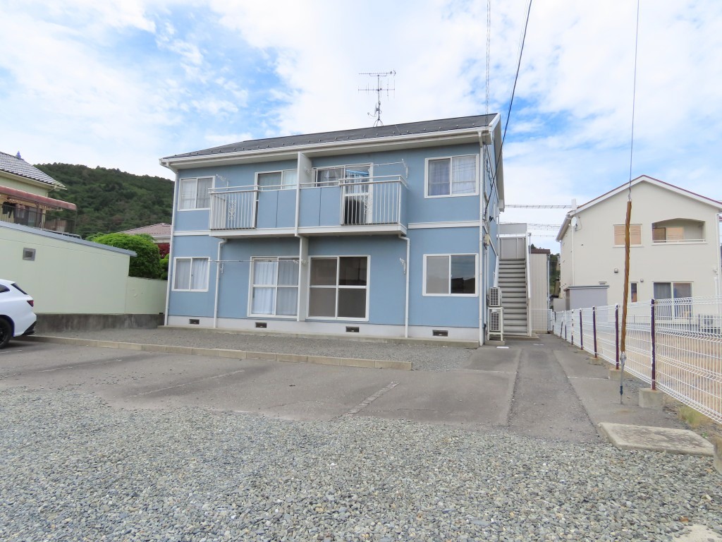 前面に遮蔽物がなく日当たりの良い建物です。 (外観)