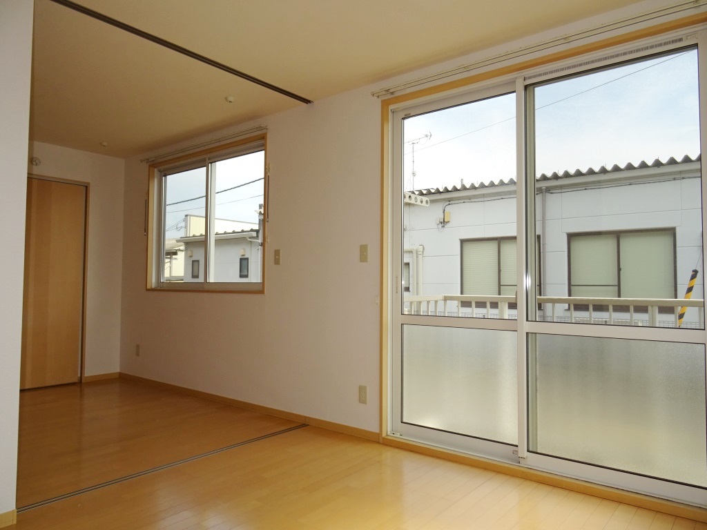 ＬＤＫと洋室をつなげて広々利用できます。 (内装)