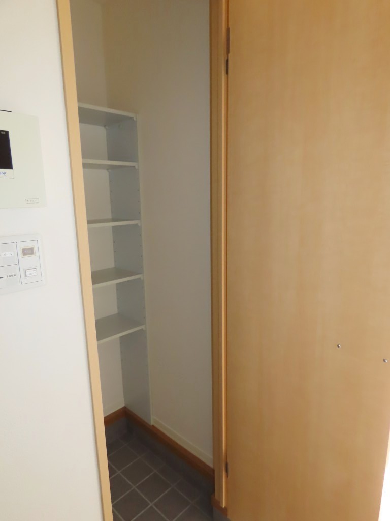 玄関の土間収納 (玄関)