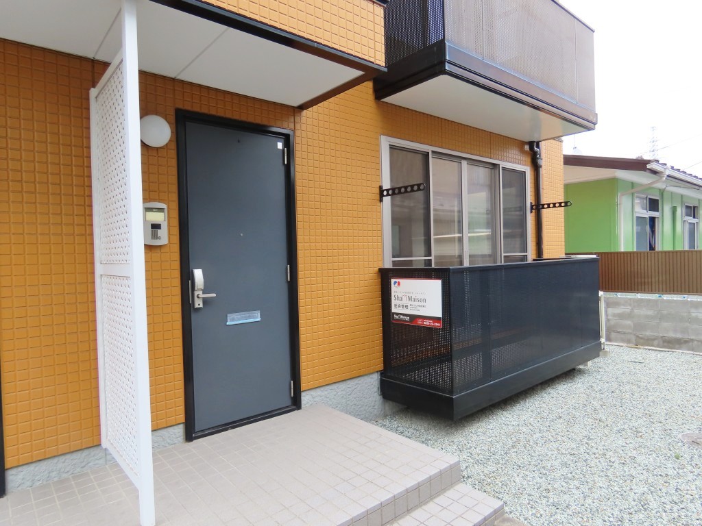 玄関とバルコニー