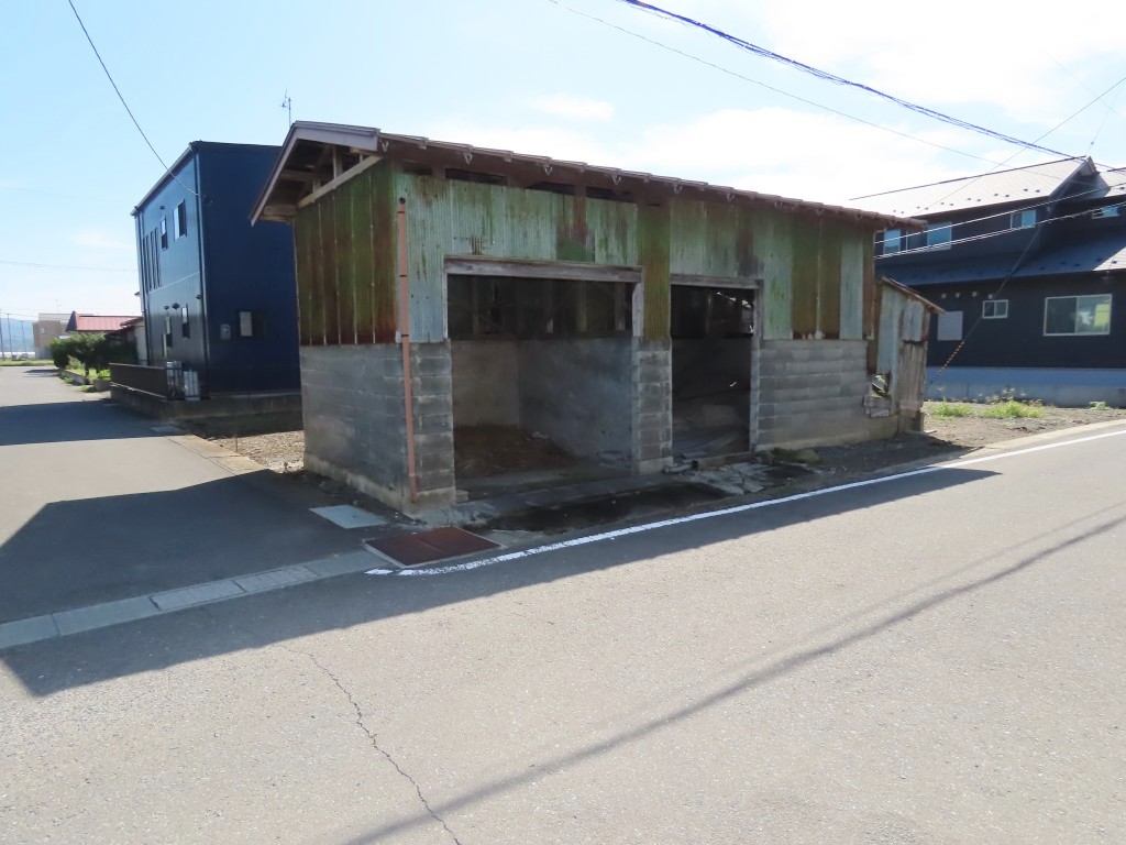 道路向かいの肥溜め