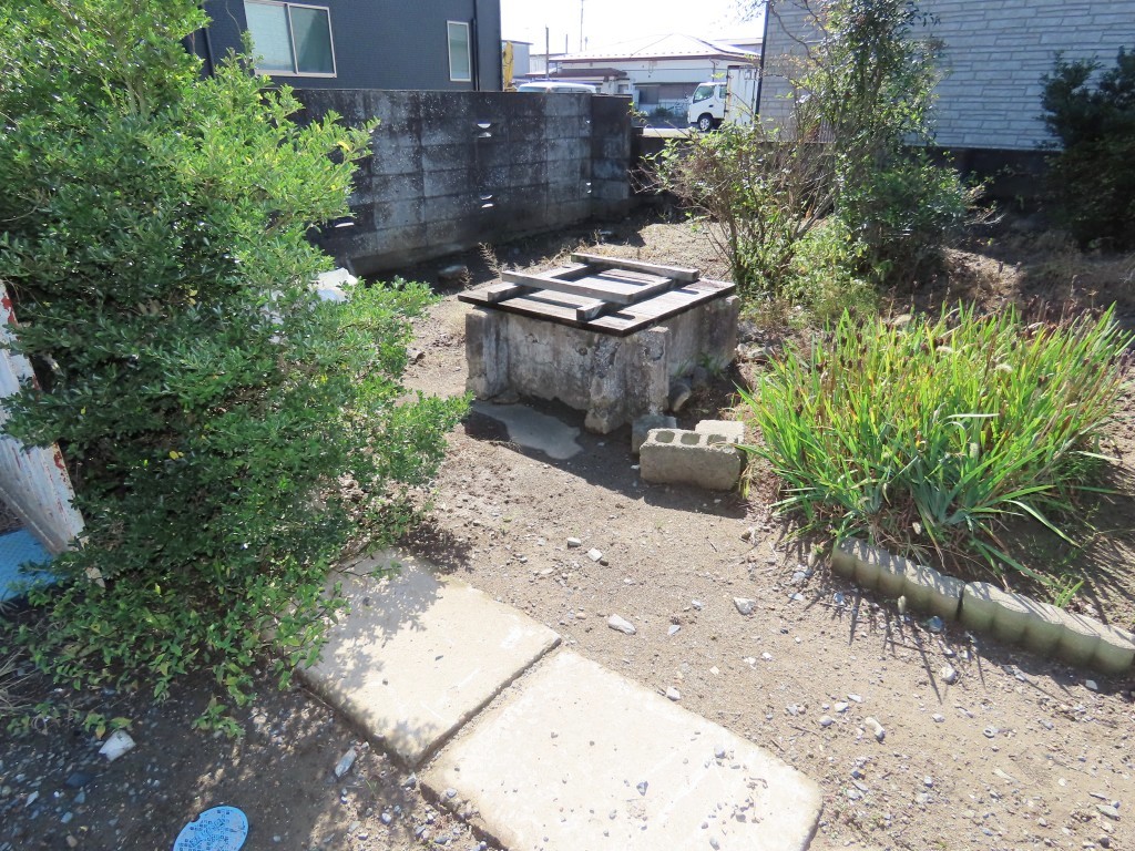 敷地内には井戸も御座います。