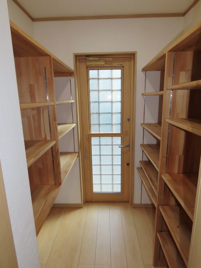 キッチン横の食品庫、奥が勝手口になってます。