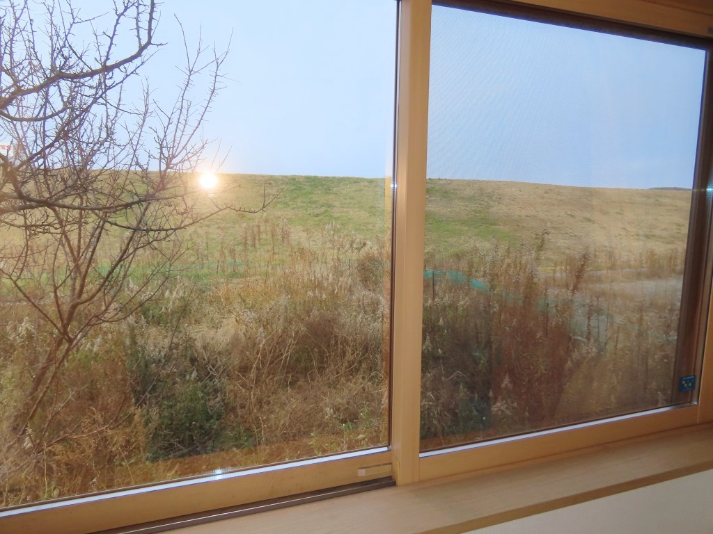 西側隣地は堤防になります。