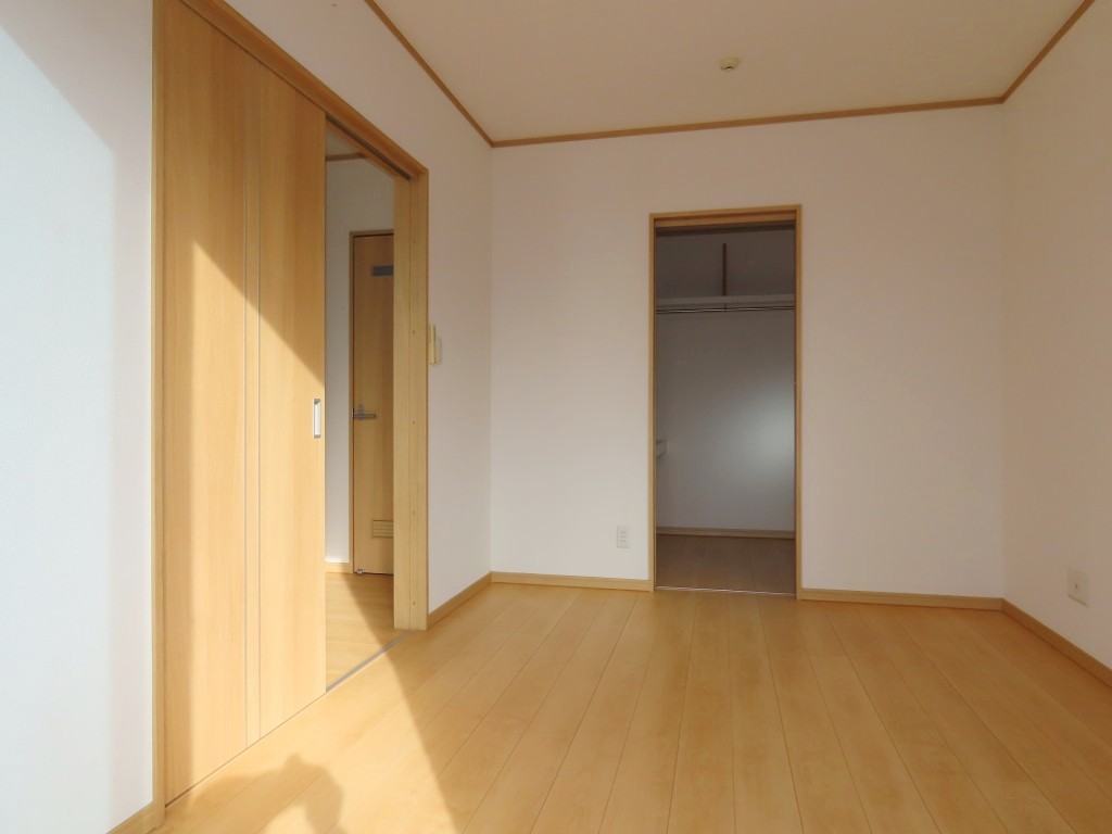 2階洋室6帖、奥がウォークインクローゼット (内装)