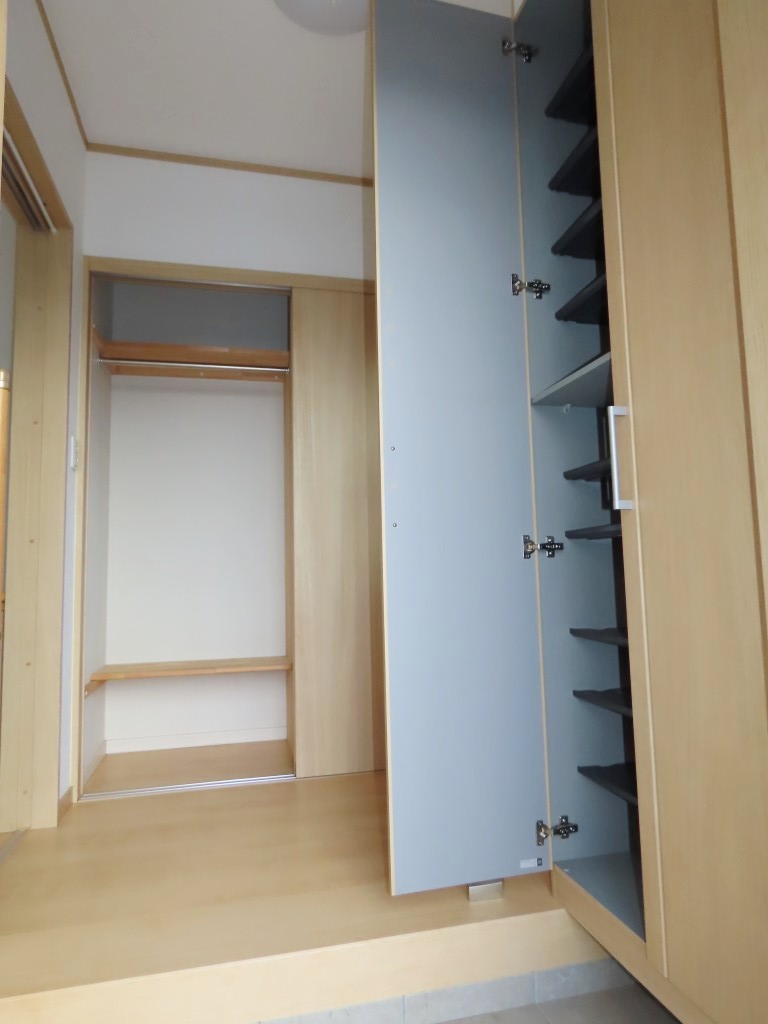 玄関収納、右側が靴収納、奥の収納はコートなどがかけれます。 (玄関)