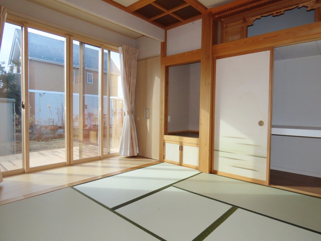 1階の和室6帖、南側が広縁になってます。 (内装)