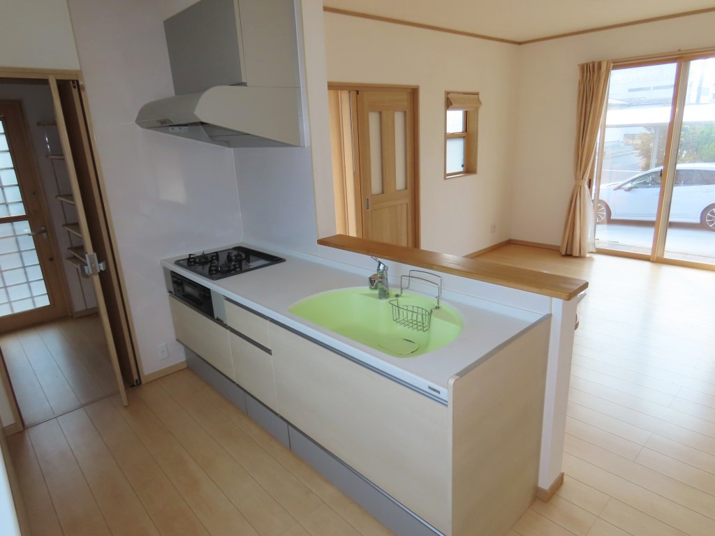 3口ガスコンロ付きのカウンターキッチン (キッチン)