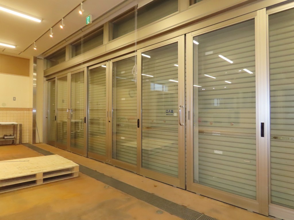 道路面が前面ガラスサッシ (内装)