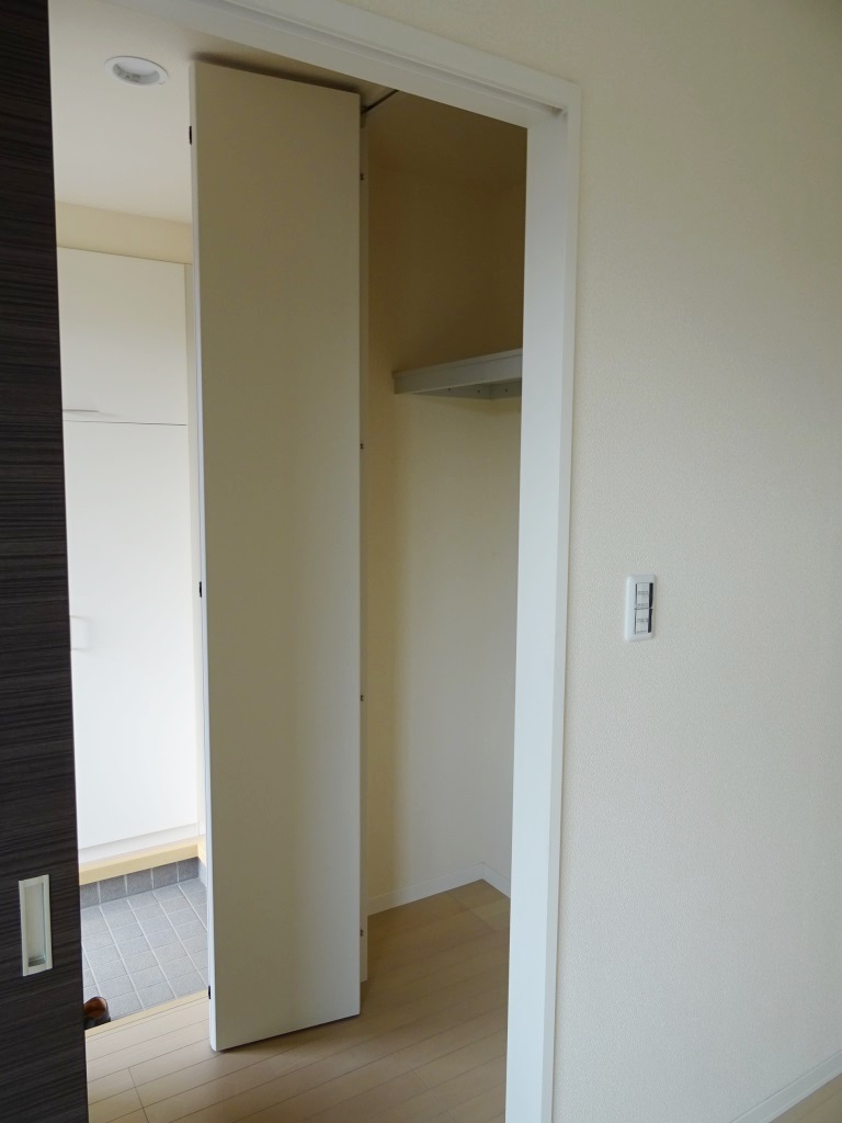 コート等収納するのに便利な玄関前の収納