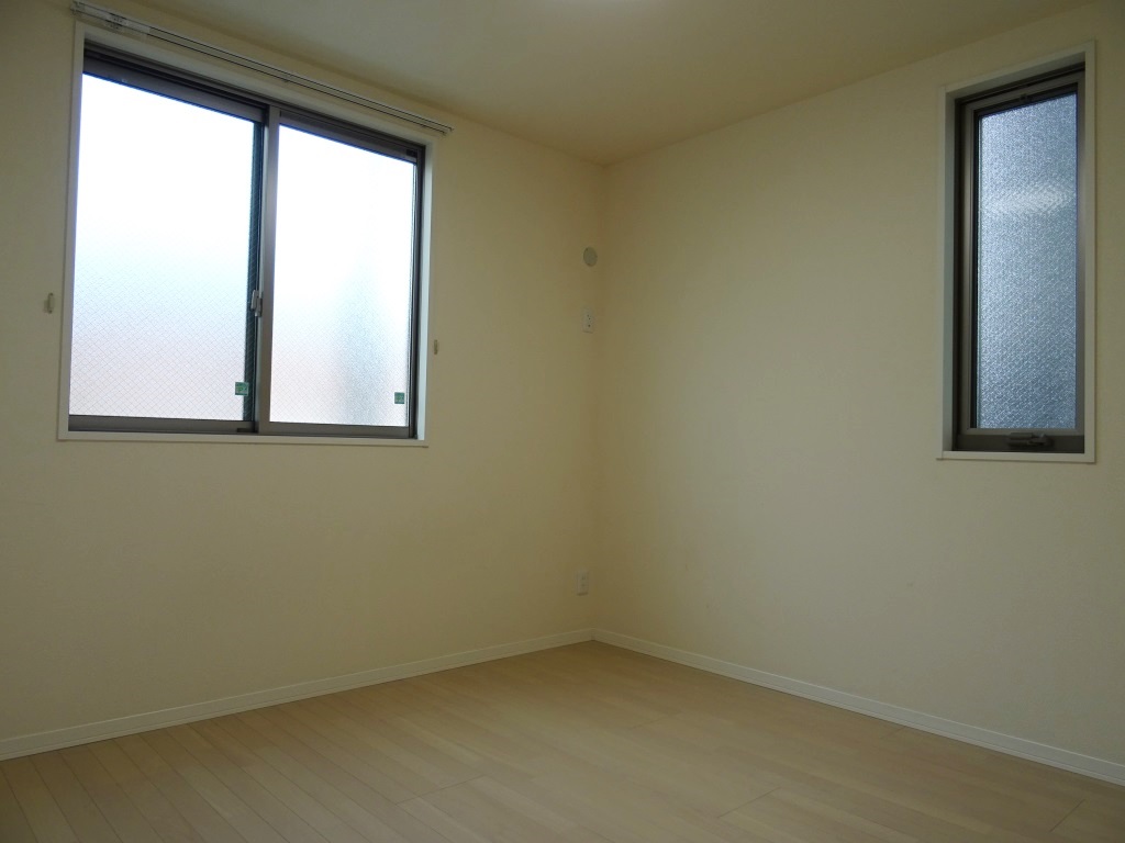 5.6帖の北側洋室 (内装)