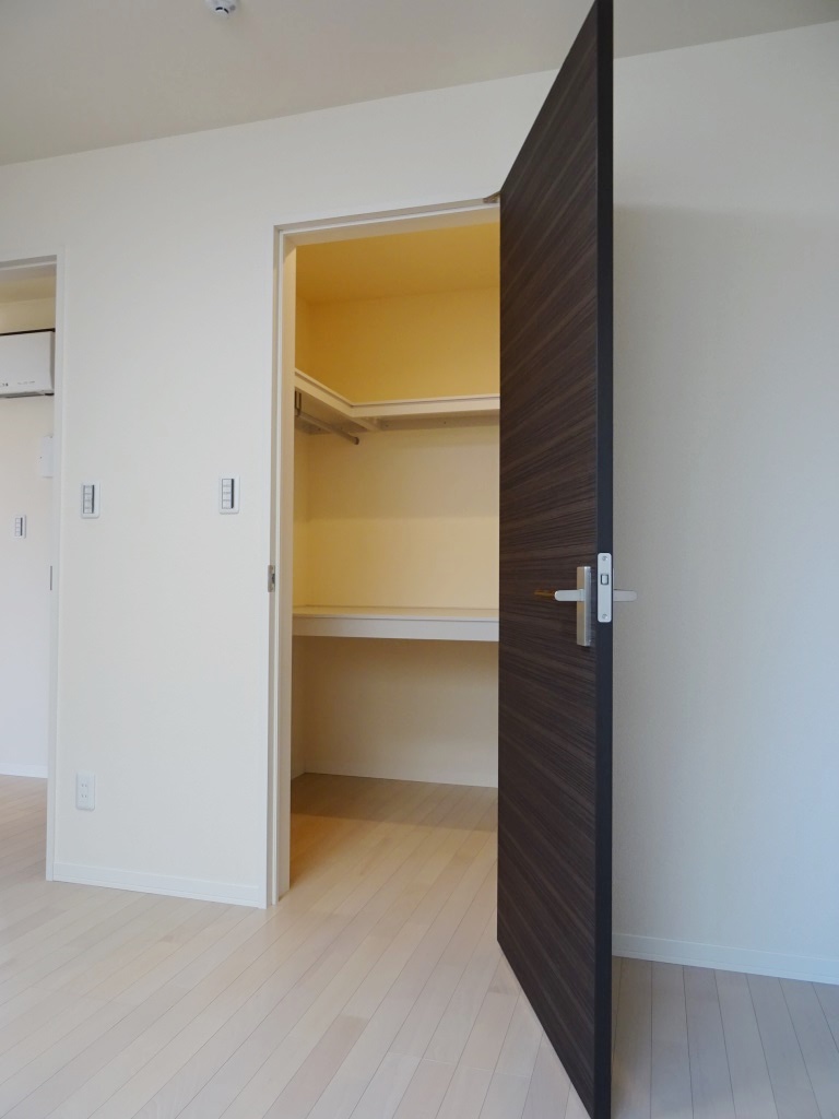 6.3帖北側洋室のウォークインクローゼット