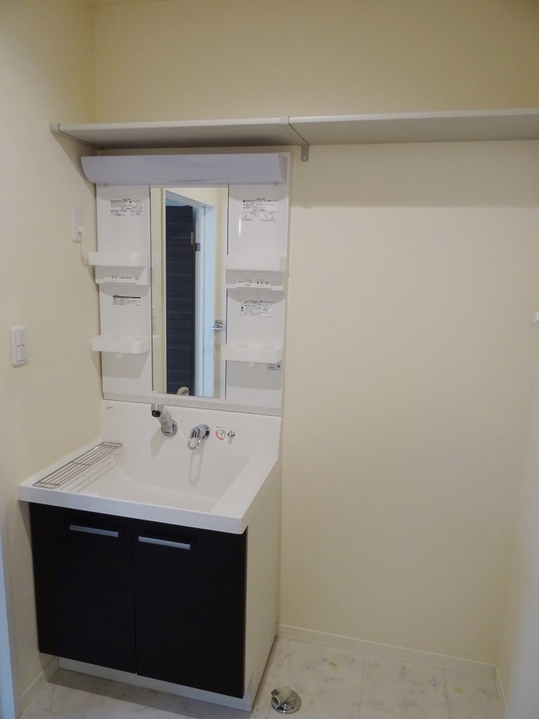 上部に収納棚がある洗面所