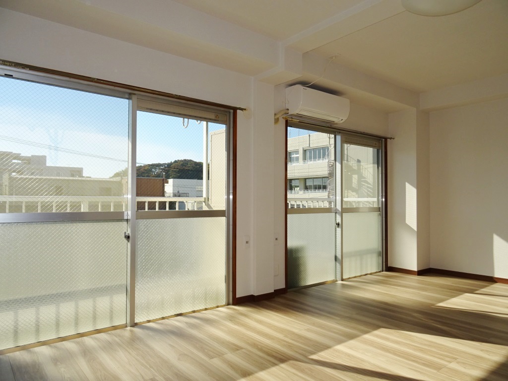 10.4帖の洋室、日当たり良好の室内です。 (内装)