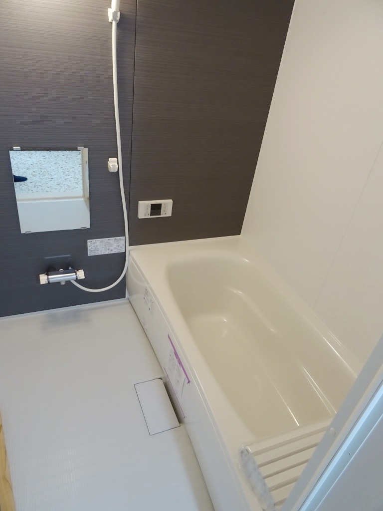 1坪タイプの広々タイプのバスルーム (風呂)